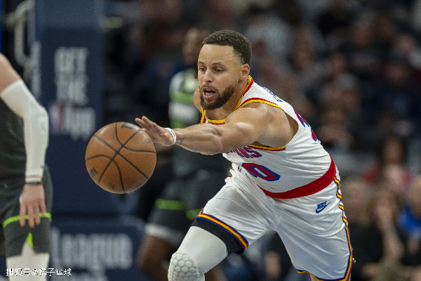 12 记三分 + 48 分超乔丹！库里封神空砍，开拓者三驾马车 96 分三杀勇士